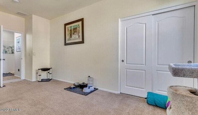 Building Photo - 5 Bedroom, 3 Bath Home in Secluded Neighbo...