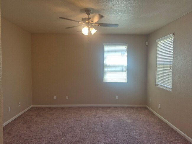 Building Photo - Adorable 3 bedroom 2.5 bath