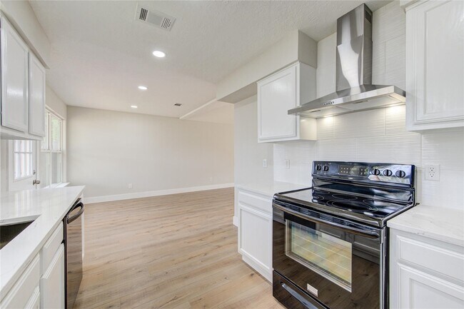Building Photo - 328 Meadow Wood Ct