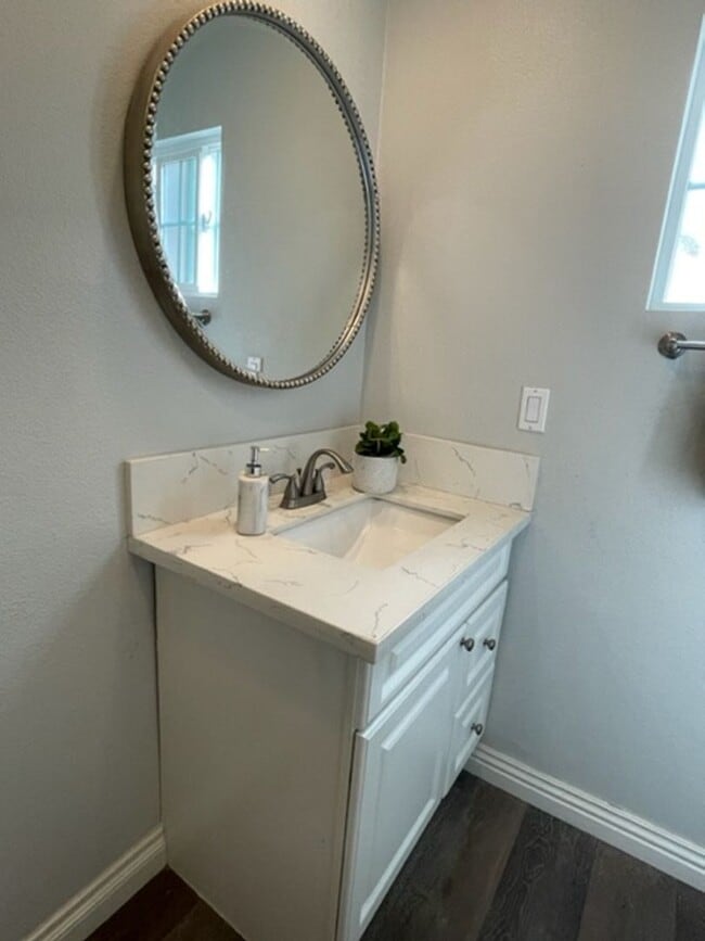 Building Photo - Light Bright 4 bedroom in Irvine