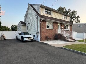 Building Photo - 18 Birk St