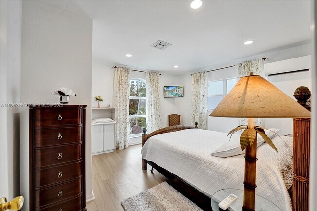 Building Photo - 2889 NE 35th St