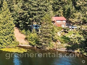 Building Photo - Charming Lake Front Apartment on Anderson ...