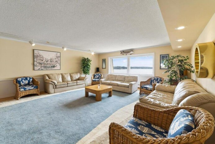 Lakeside Party Room - 4371 Wilshire Blvd