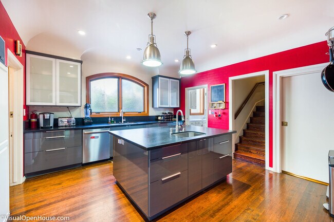 Building Photo - 11159 La Maida St