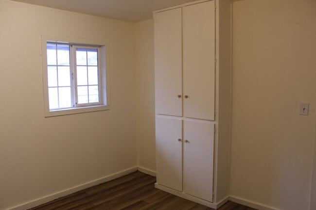 Building Photo - 2437 Darrow Ave