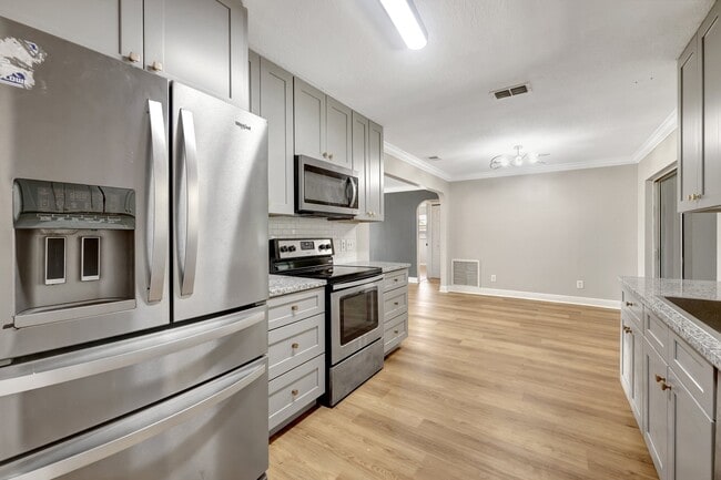 Stainless steel appliances - 1109 SE Sandia Dr