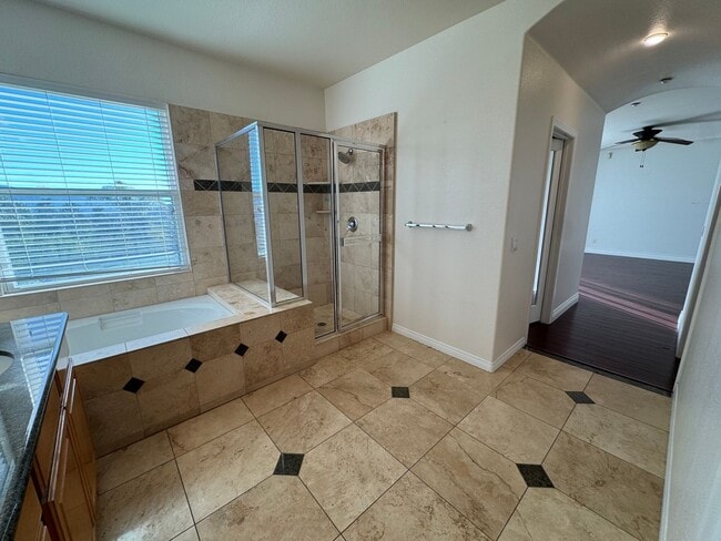 Building Photo - 5 Bedroom Luxury home