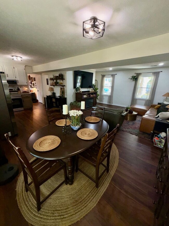 Building Photo - 4 Bed 1 Bath Home for Rent in Newport News!
