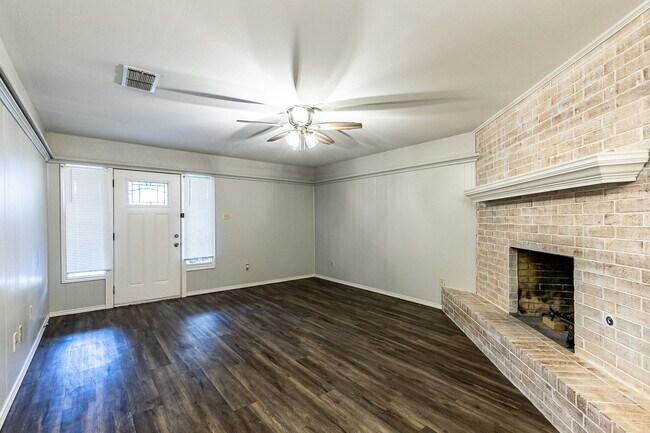 Building Photo - Sleek South Loop Duplex | Updated 2-bed with Garage