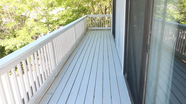 Building Photo - Beautiful Country Setting above garage Stu...