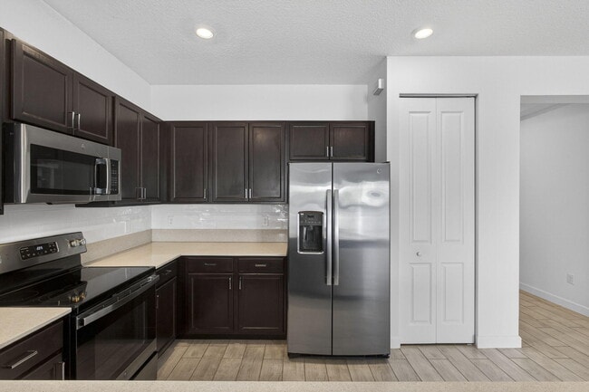 Building Photo - 4408 Hemlock Dr