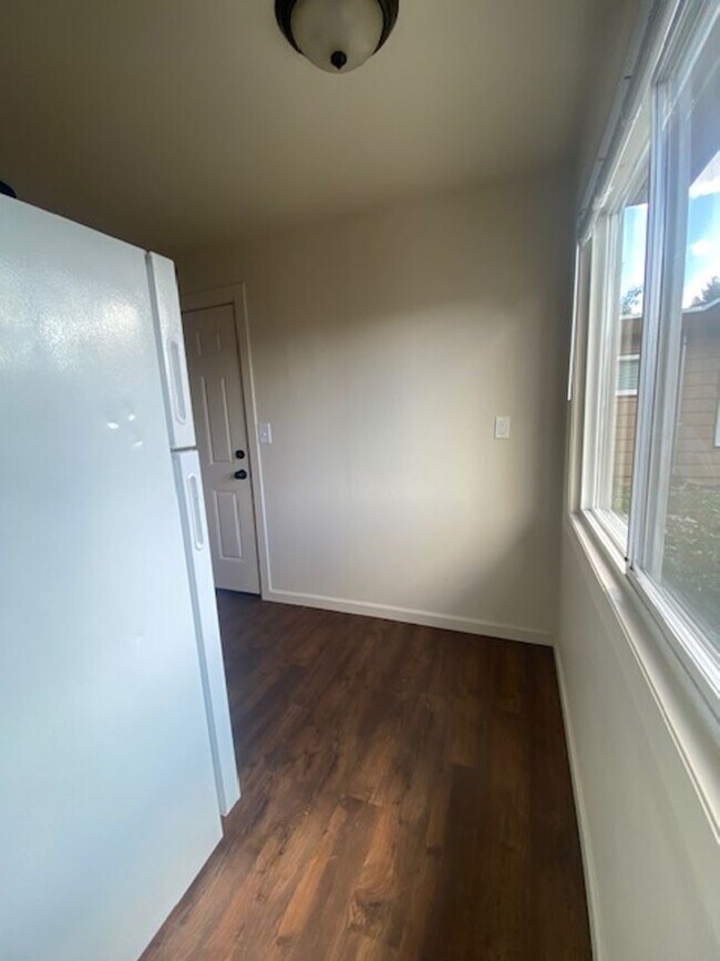 Building Photo - Newly Remodeled 1 Bedroom Apartment!