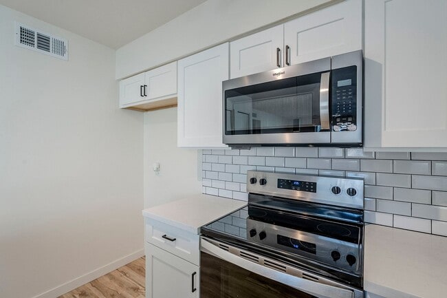 Building Photo - First floor fully updated unit!