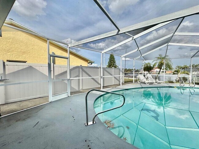 Building Photo - 6316 Lake Sunrise Dr