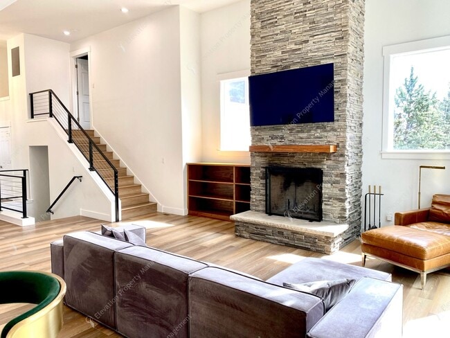 Building Photo - Elegant Awbrey Butte Home | Unfurnished | ...