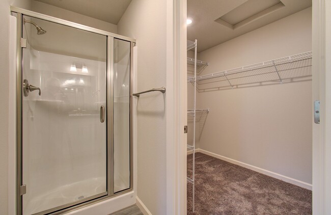 Building Photo - Immaculate Ridgefield Townhome