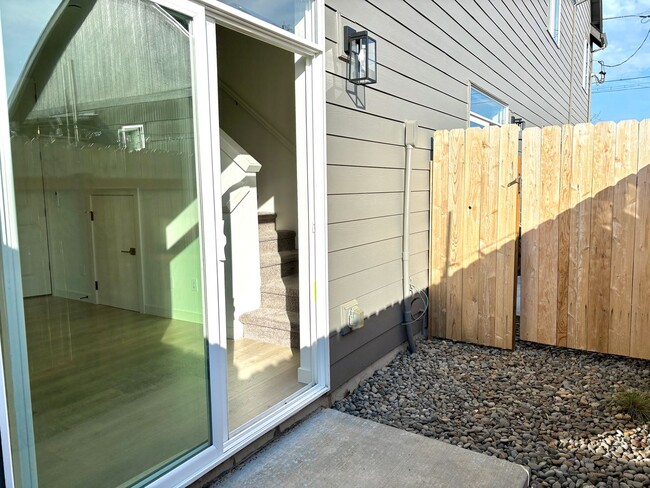 Building Photo - *MOVE-IN SPECIAL*  St. Johns New Build Townhouse - Bright and Spacious End Unit 2 Bedroom with A/...