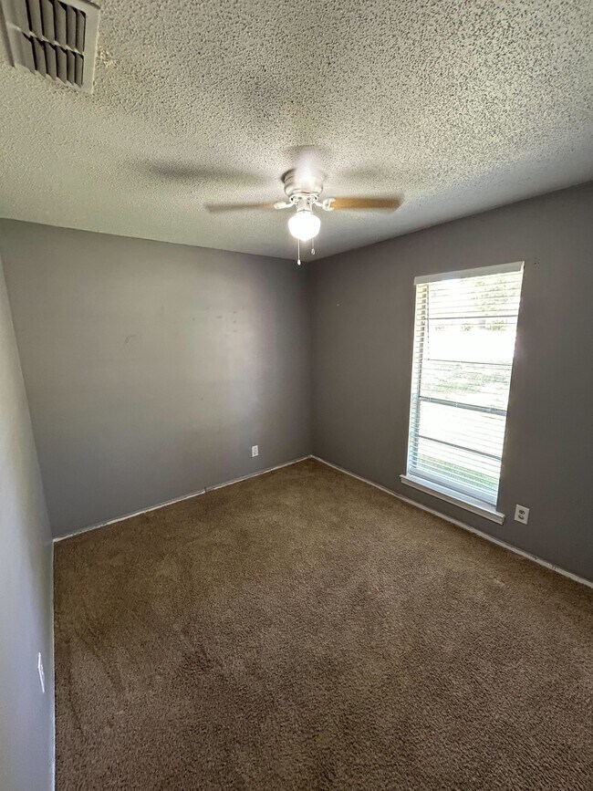 Building Photo - 728 Amity Ln