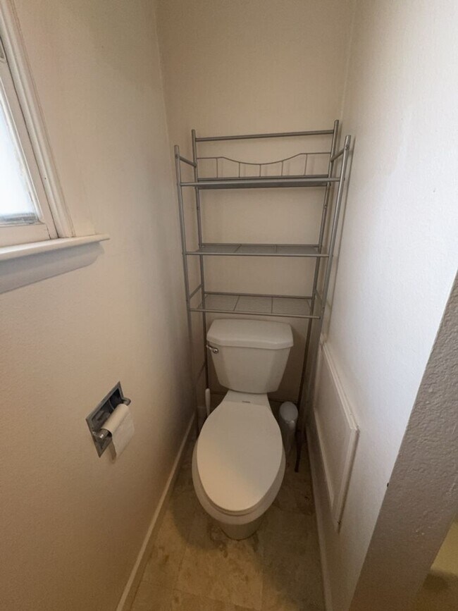 Building Photo - 526 N Frey Ave