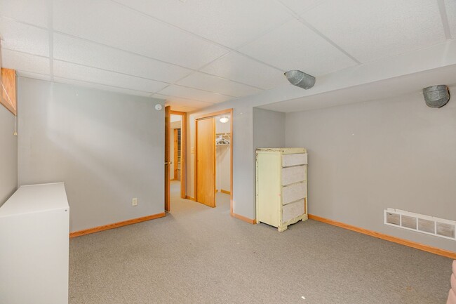 Building Photo - Half a Block Away from Macalester 4 bed 2 ...