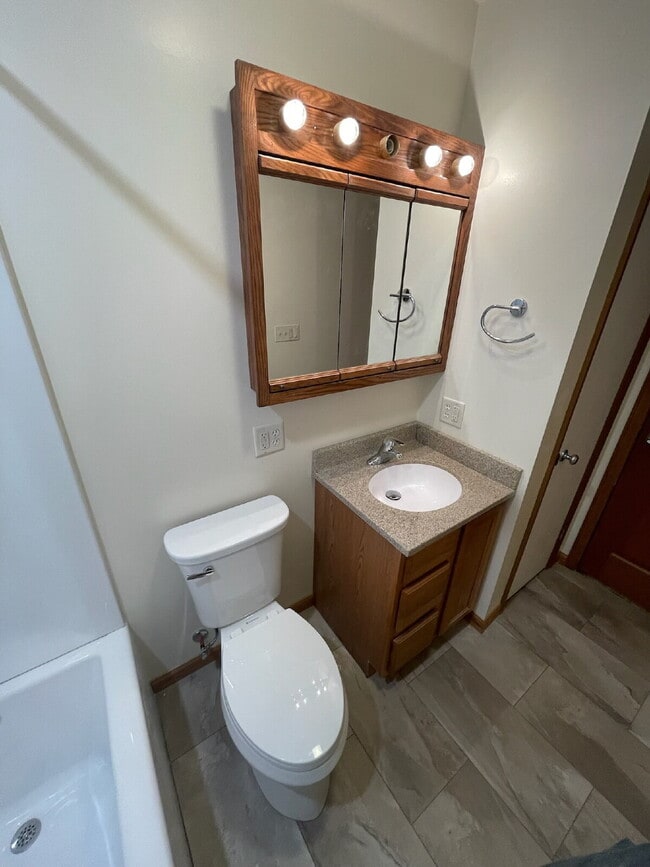 Building Photo - 1/2 Off First Month's Rent! - Newly remode...