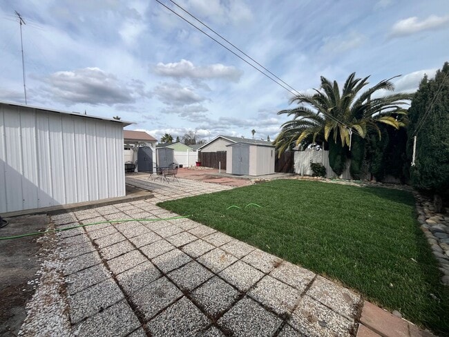 Building Photo - Spacious 3 bed 1 bath plus bonus room! Pet friendly with nice size back yard