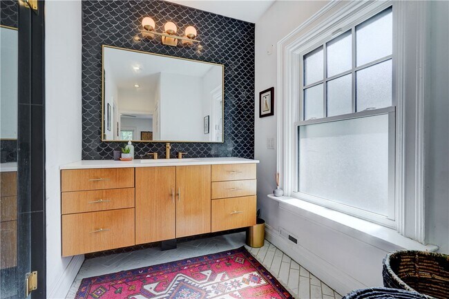 Building Photo - 18 Sibley Pl