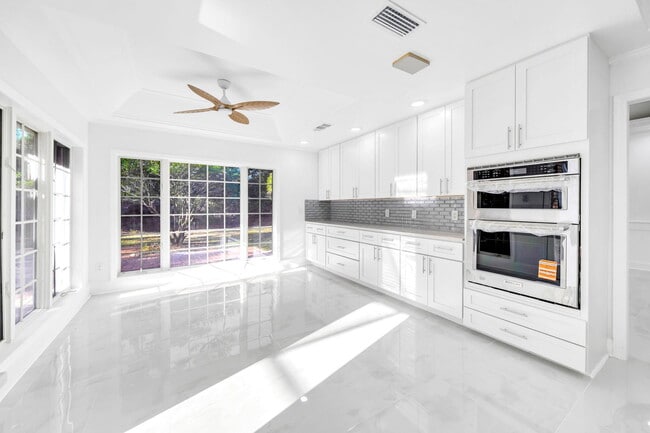 Building Photo - 1524 Glenlake Cir