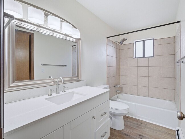 Building Photo - Remodeled 2 Bedroom, 1 Bathroom Apartment- Close to shopping!