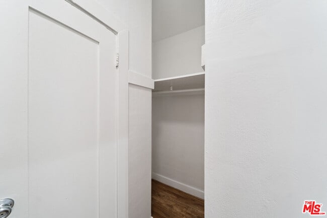 Building Photo - 1267 Vin Scully Ave