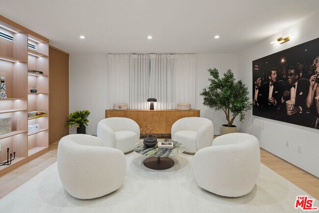 Building Photo - 1130 N Poinsettia Pl