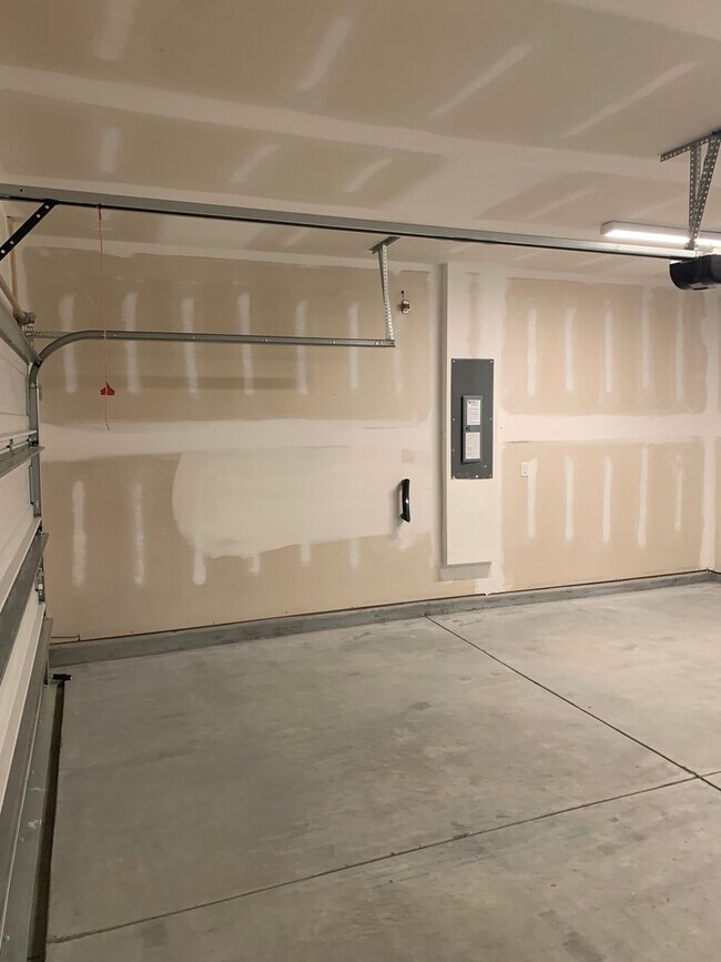 Building Photo - Modern Living in Windsor Hill