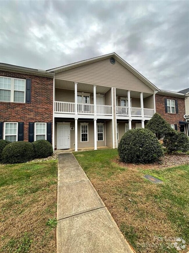 Building Photo - Spacious 2BR 2BA Townhome In Prime Location!