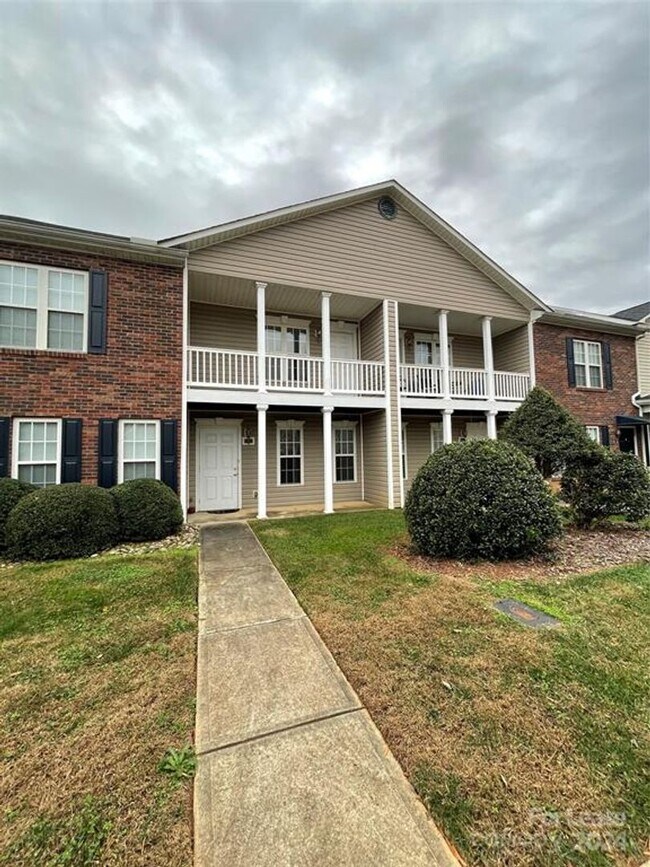 Building Photo - Charming 2 Bedroom Townhouse with Included Lawncare