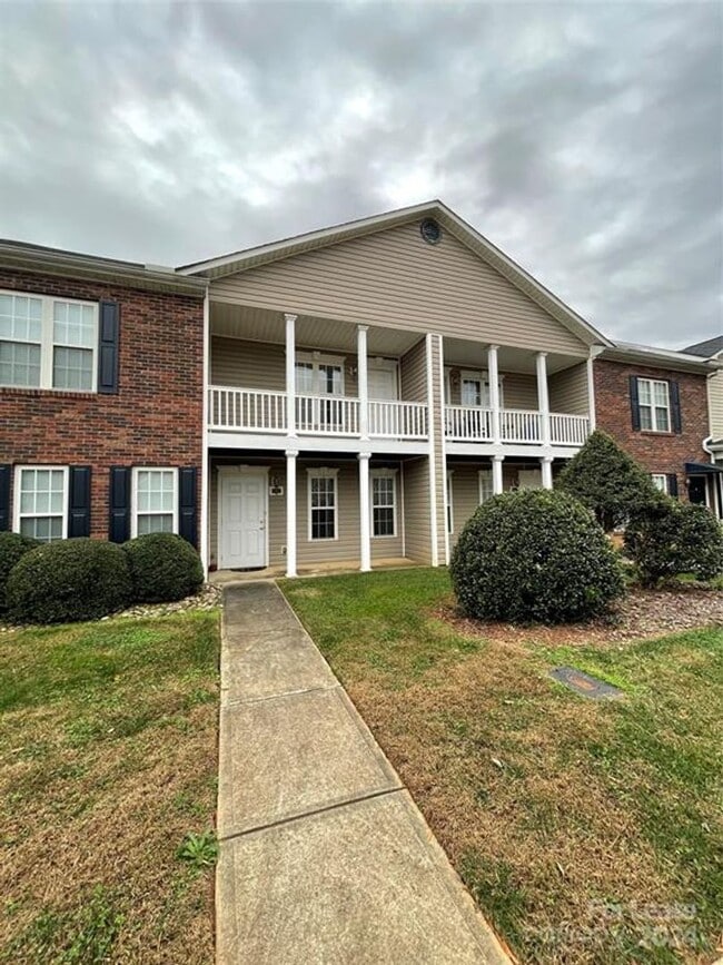 Building Photo - Spacious 2BR 2BA Townhome In Prime Location!