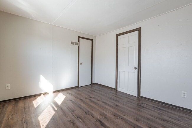 Building Photo - nre936