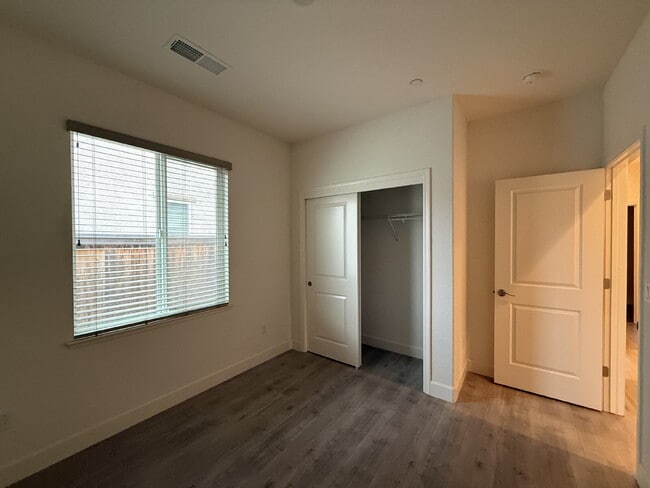 Building Photo - Modern 4-bedroom 3-bath available in Elk Grove