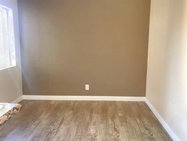 Building Photo - Beautifully updated house in Burbank Blvd is now available for rent