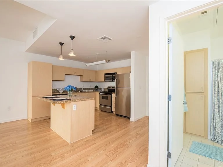 Building Photo - 630 W 6th St