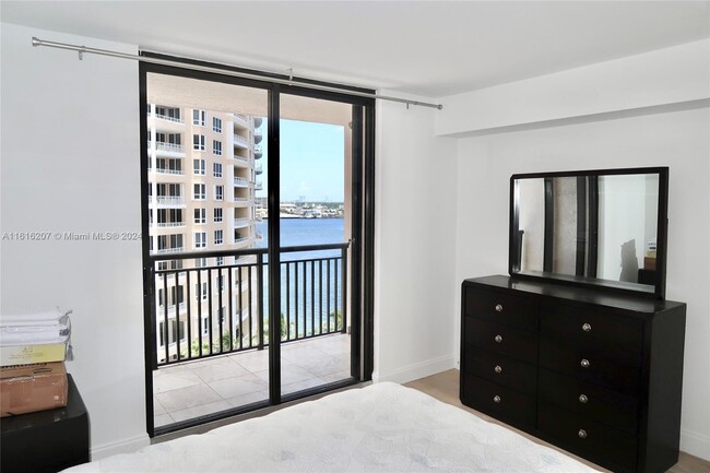 Building Photo - 540 Brickell Key Dr