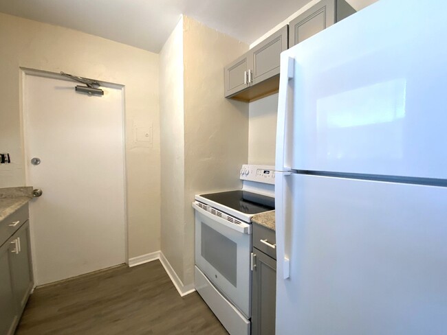 Building Photo - Remodeled 1 Bedroom Beachside Apartment wi...