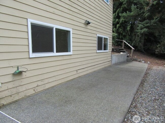 Building Photo - 2Bd/.75Ba Kirkland Condo