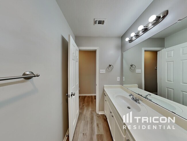 Building Photo - 1082 Roundrock Dr
