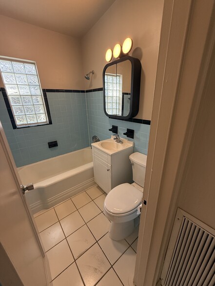 Building Photo - 1608 SW 13th St