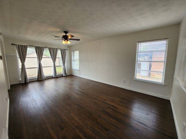 Building Photo - 1435 Templecliff Dr