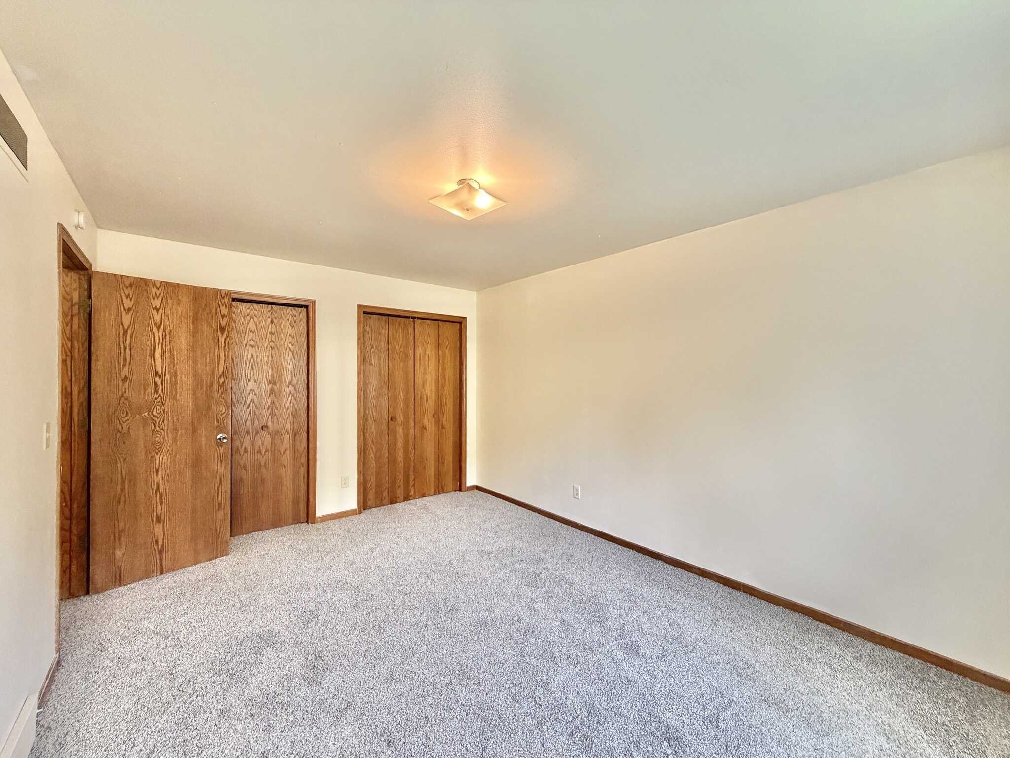 Building Photo - 2658 Chesapeake Dr