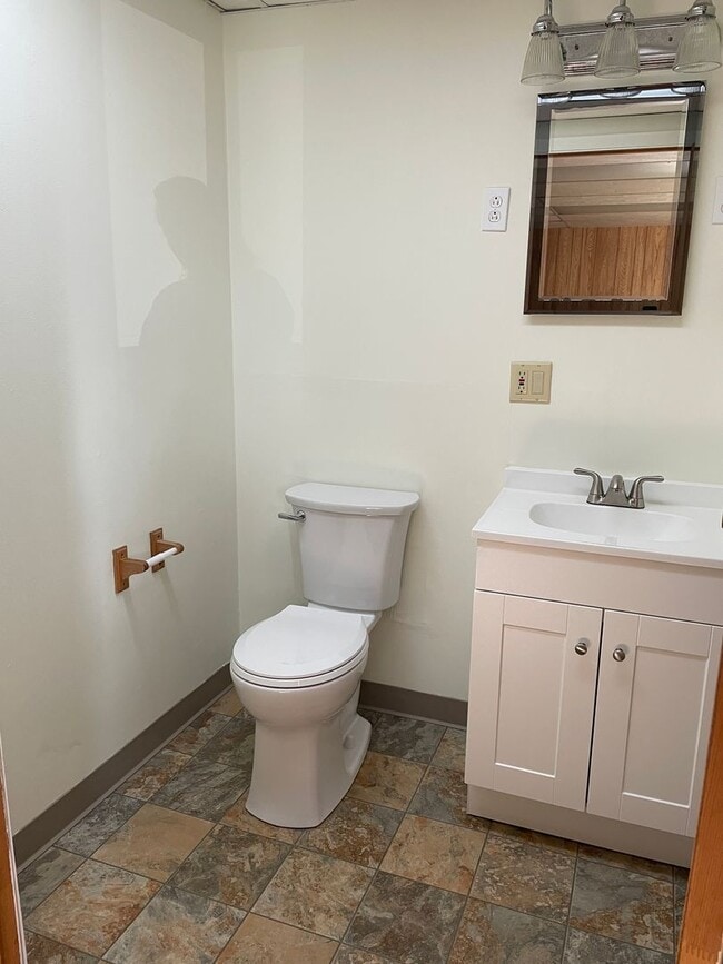 Building Photo - Large, Quiet Home In Englewood (Union) - N...