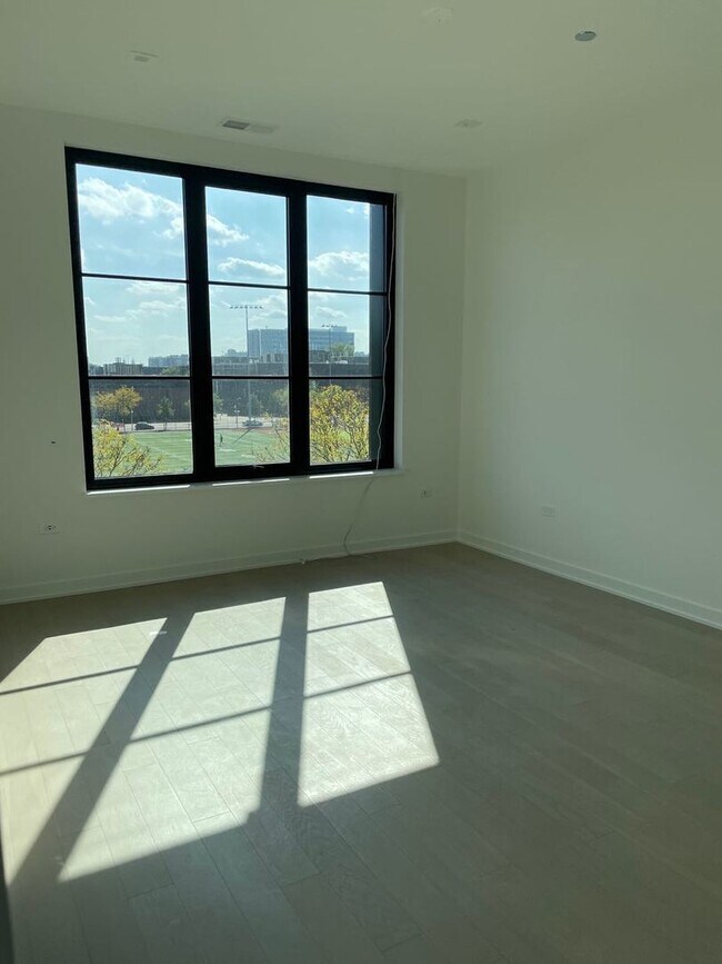 Building Photo - 1400 W Monroe St