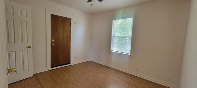 Building Photo - 2 bedroom 1 bath